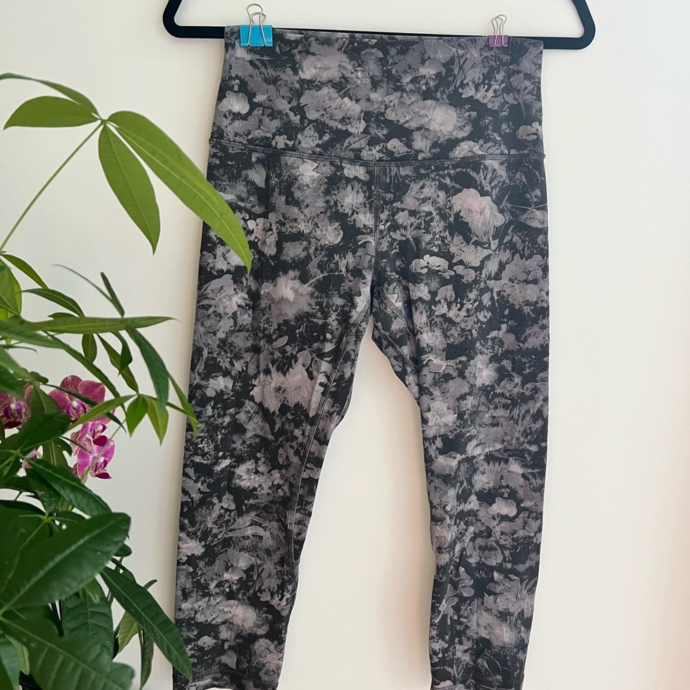 Lululemon Athletica Black and Gray Patterned Leggings - Capri Length